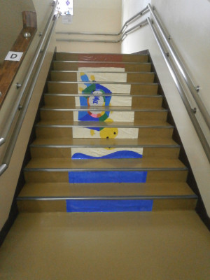 ６年生のグループ共同作品の階段アート①