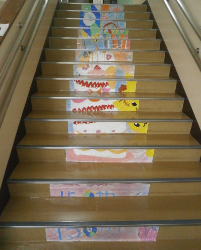 ６年生のグループ共同作品の階段アート②