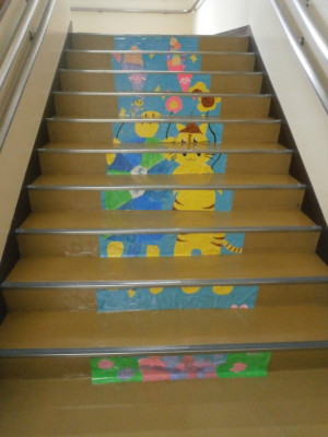 ６年生のグループ共同作品の階段アート③