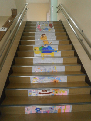 ６年生のグループ共同作品の階段アート④