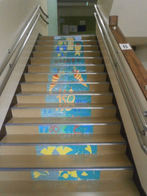 ６年生のグループ共同作品の階段アート⑥
