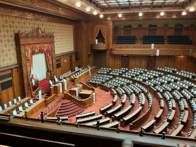 実際の本会議が開かれる議場では、座席の配置や建物のつくりについて詳しく知ることができました。